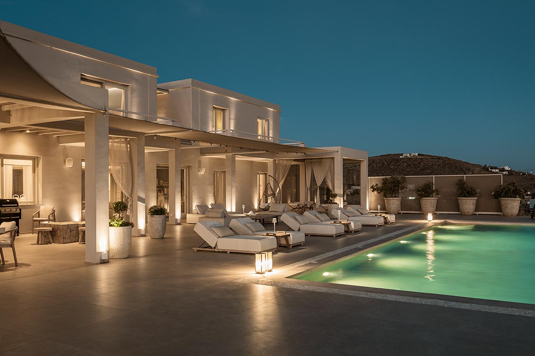 Νυχτερινή εξωτερική λήψη της βίλλας