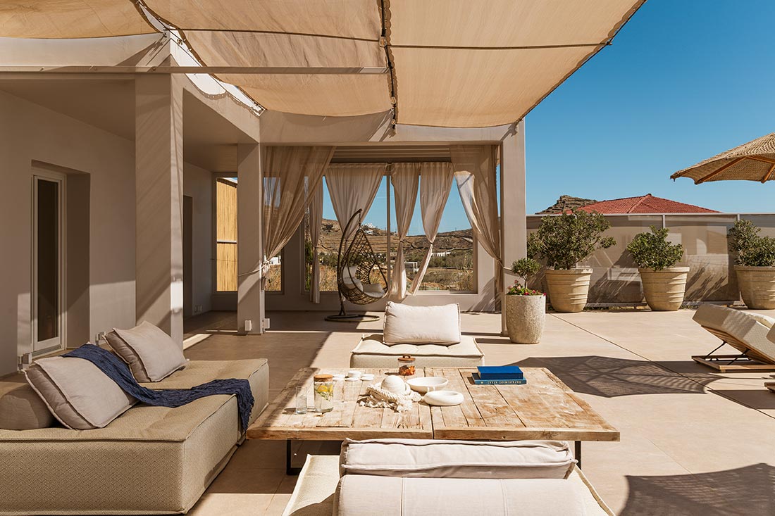 Καθιστικό στον εξωτερικό χώρο του καταλλύματος