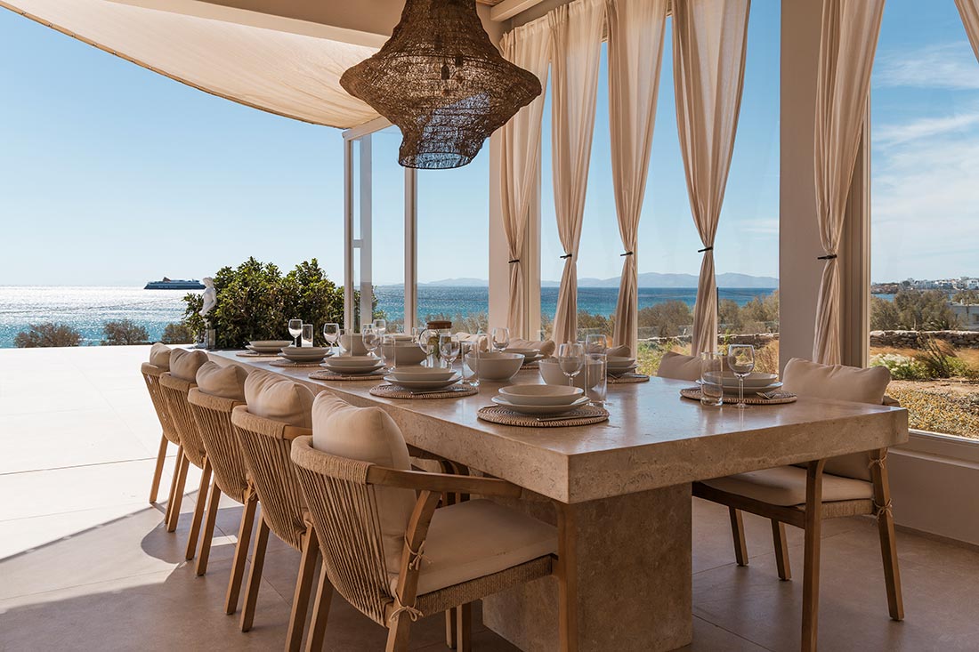 Τραπεζαρία με θέα στη θάλασσα της Τήνου